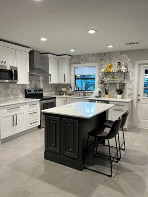 Geladeira, micro-ondas, fogão, cooktop