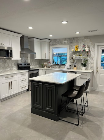 Fridge, microwave, oven, stovetop. Welcoming 2-bedroom house with AC in charming Sanford