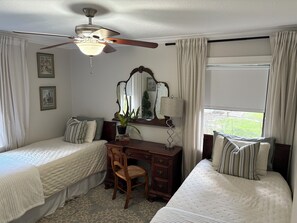 2 bedrooms, iron/ironing board, WiFi, bed sheets - Welcoming 2-bedroom house with AC in charming Sanford (Sanford)