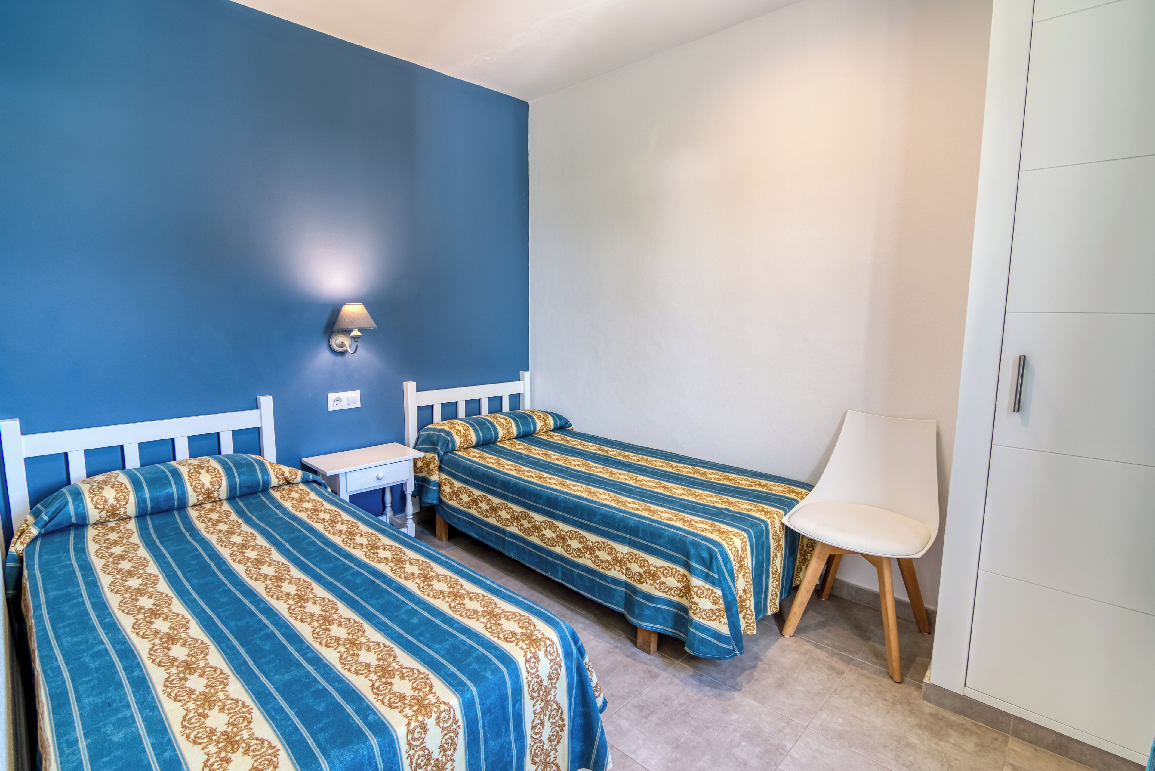 2 bedrooms, internet, bed sheets