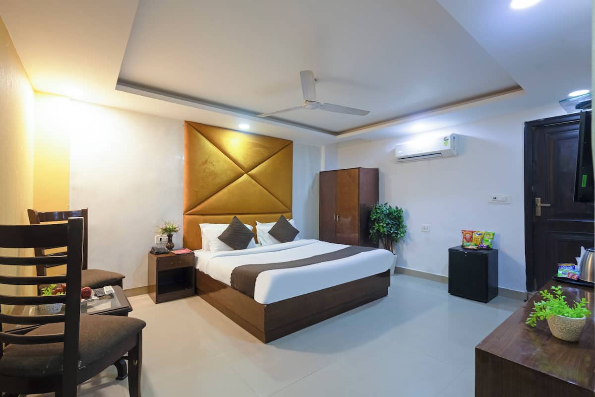 Premium bedding, pillowtop beds, desk, laptop workspace