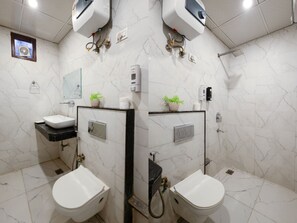 Ducha, artículos de tocador gratuitos, secador de pelo, toallas