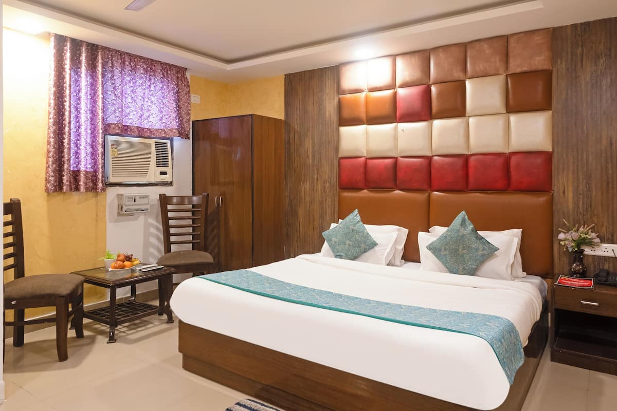Premium bedding, pillowtop beds, desk, laptop workspace