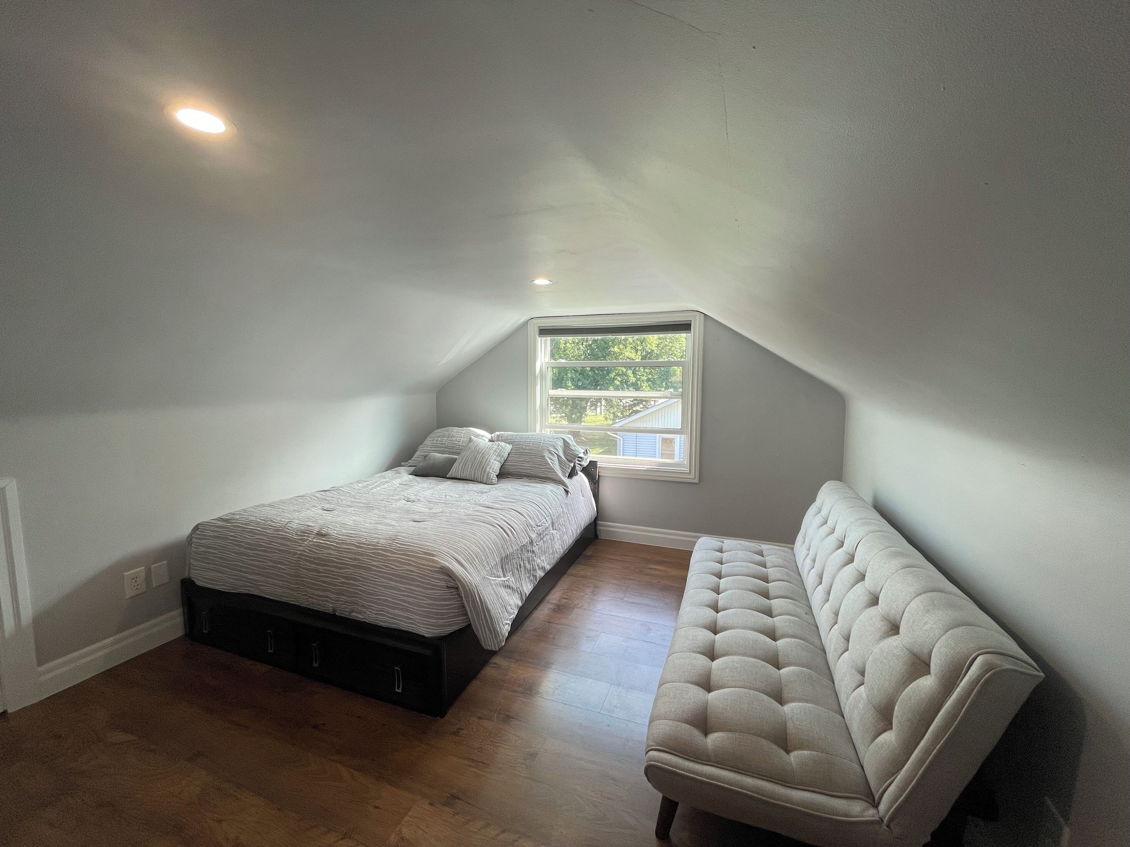 3 عدّة غرف نوم وواي فاي وملاءات أسرّة