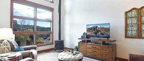 Smart TV, fireplace