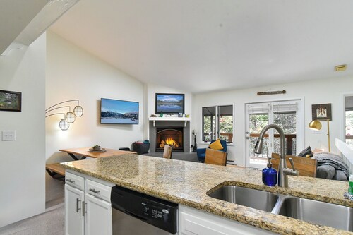 Windwood Bluebird Townhome - Walk to Town, Close to Everything!