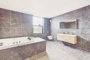 Dusche, Handtücher, Shampoo