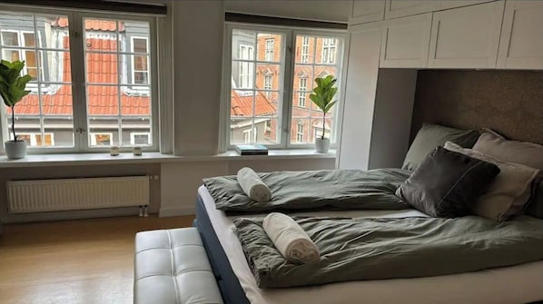 1 habitación, tabla de planchar con plancha, cuna de viaje y wifi