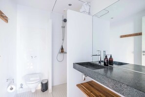 Regadera, secadora de cabello, toallas 