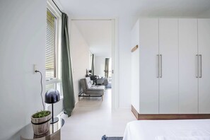 4 bedrooms, desk, iron/ironing board, WiFi