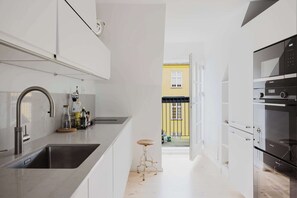 Jääkaappi, mikroaaltouuni, uuni, liesi