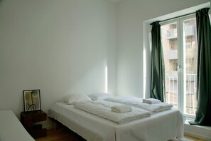 2 bedrooms, desk, iron/ironing board, WiFi