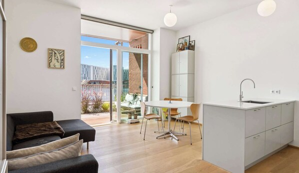 TV, offices - Luxury Apt with Harbor Views (København)