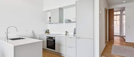 ثلاجة، ميكروويف، فرن، موقد طهي مسطح