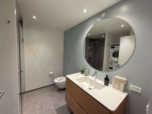 Douche, sèche-cheveux, serviettes fournies