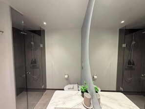 Shower, hair dryer, towels - Luxury Apt with Harbor Views 2 (København)