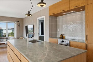 ثلاجة، ميكروويف، فرن، موقد طهي مسطح