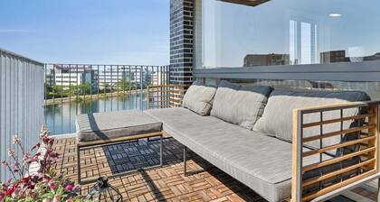 Luxury Apt with Harbor Views 2