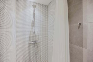 Dutxa, assecador de cabells i tovalloles