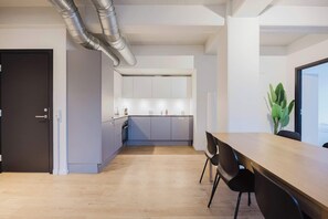 Fridge, microwave, oven, stovetop - Family friendly apartment (København)