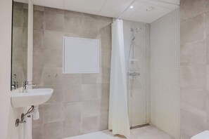 Shower, hair dryer, towels - Family friendly apartment (København)