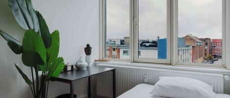 4 bedrooms, desk, iron/ironing board, WiFi