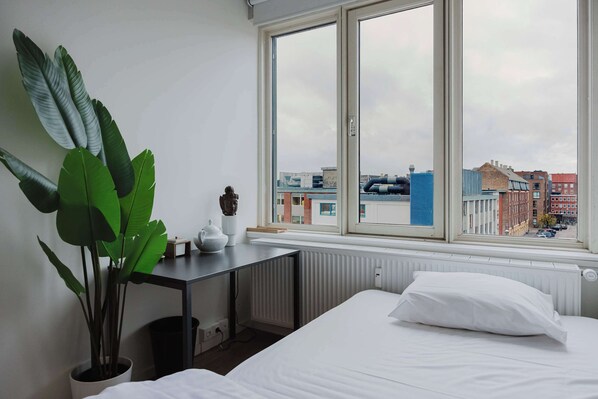 4 bedrooms, desk, iron/ironing board, WiFi