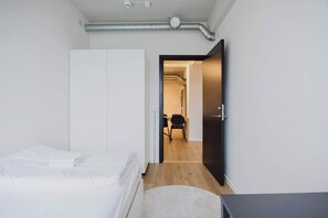 4 dormitoris, escriptori, planxa i posts de planxar i wifi