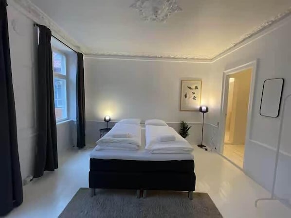 Desk, iron/ironing board, WiFi, bed sheets