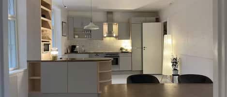 ثلاجة، ميكروويف، فرن، موقد طهي مسطح