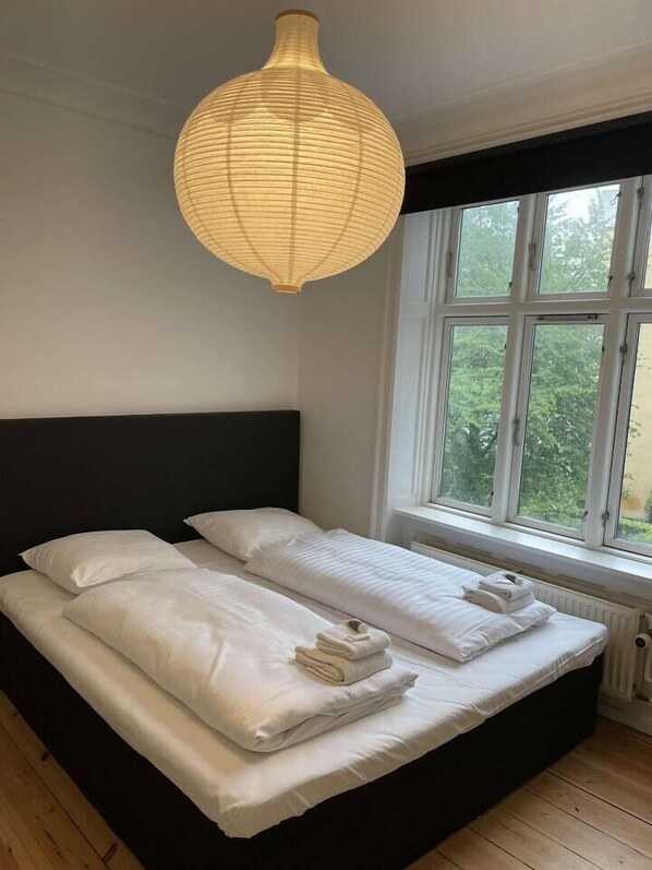 2 bedrooms, desk, iron/ironing board, WiFi