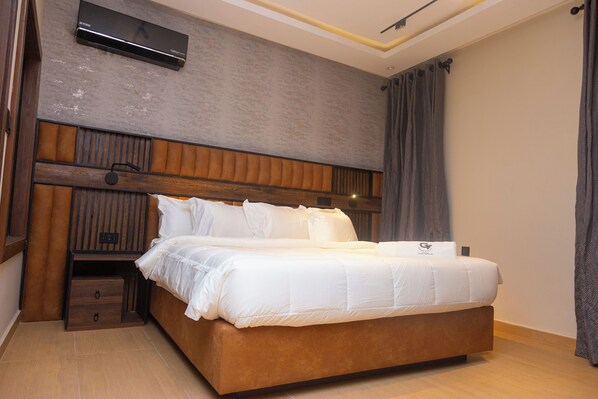 Lyxsvit | Värdeförvaringsskåp på rummet, skrivbord och arbetsyta för laptop