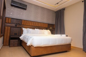 Luxury Suite | In-room safe, desk, laptop workspace, free WiFi