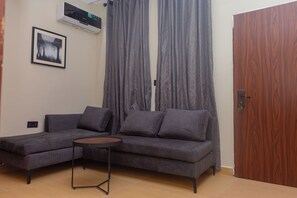 Lyxsvit | Värdeförvaringsskåp på rummet, skrivbord och arbetsyta för laptop