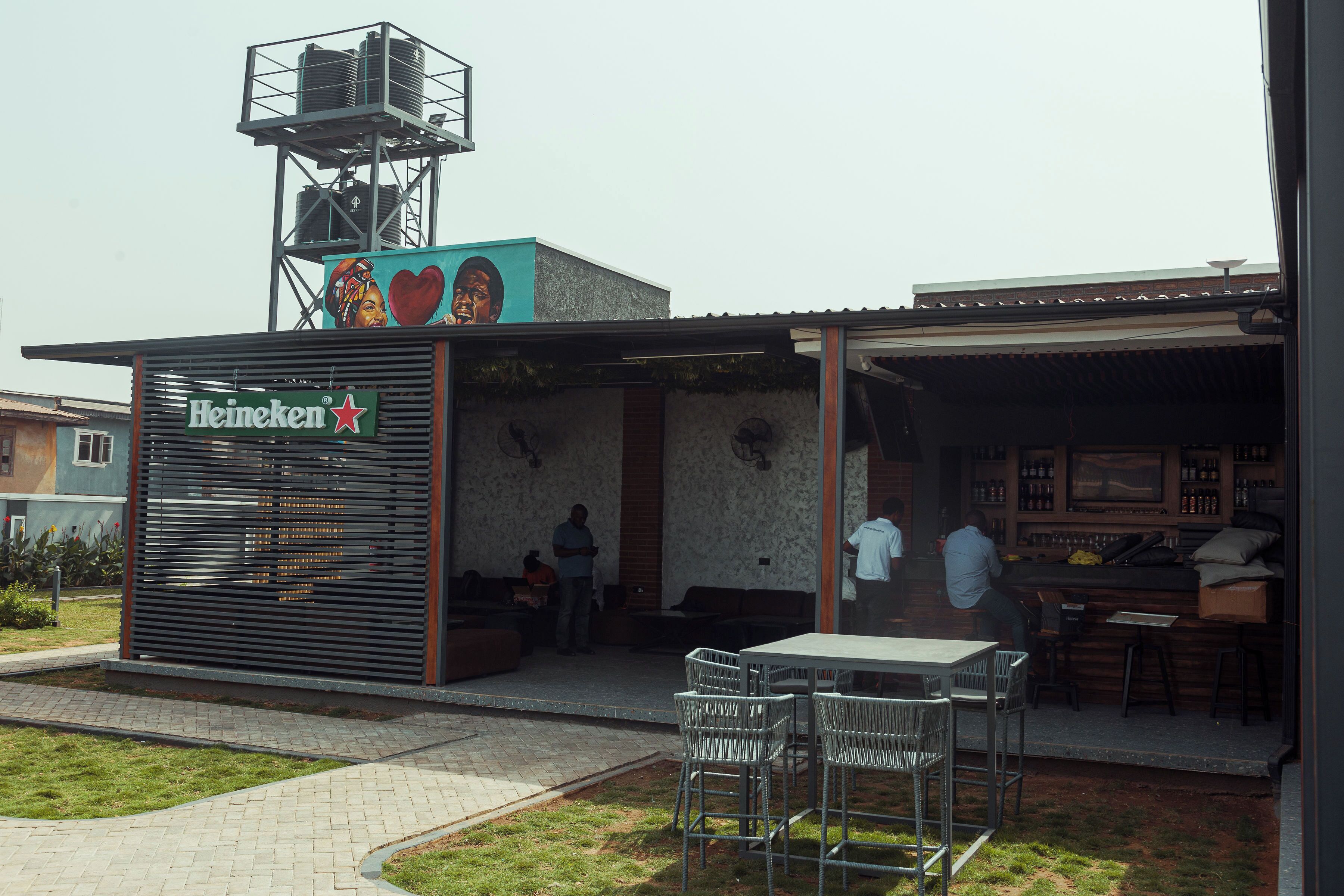 Un bar Heineken doté d’une terrasse et d’un château d’eau.