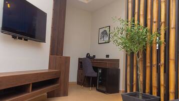 Suite | In-room safe, desk, laptop workspace, free WiFi