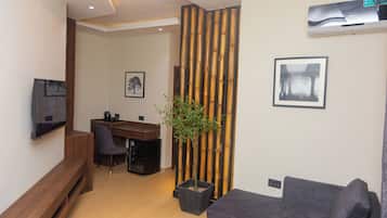 Phòng Suite | Két bảo mật tại phòng, bàn, khu vực làm việc phù hợp cho laptop