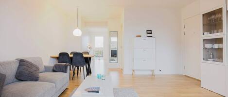 Una televisión, una oficina