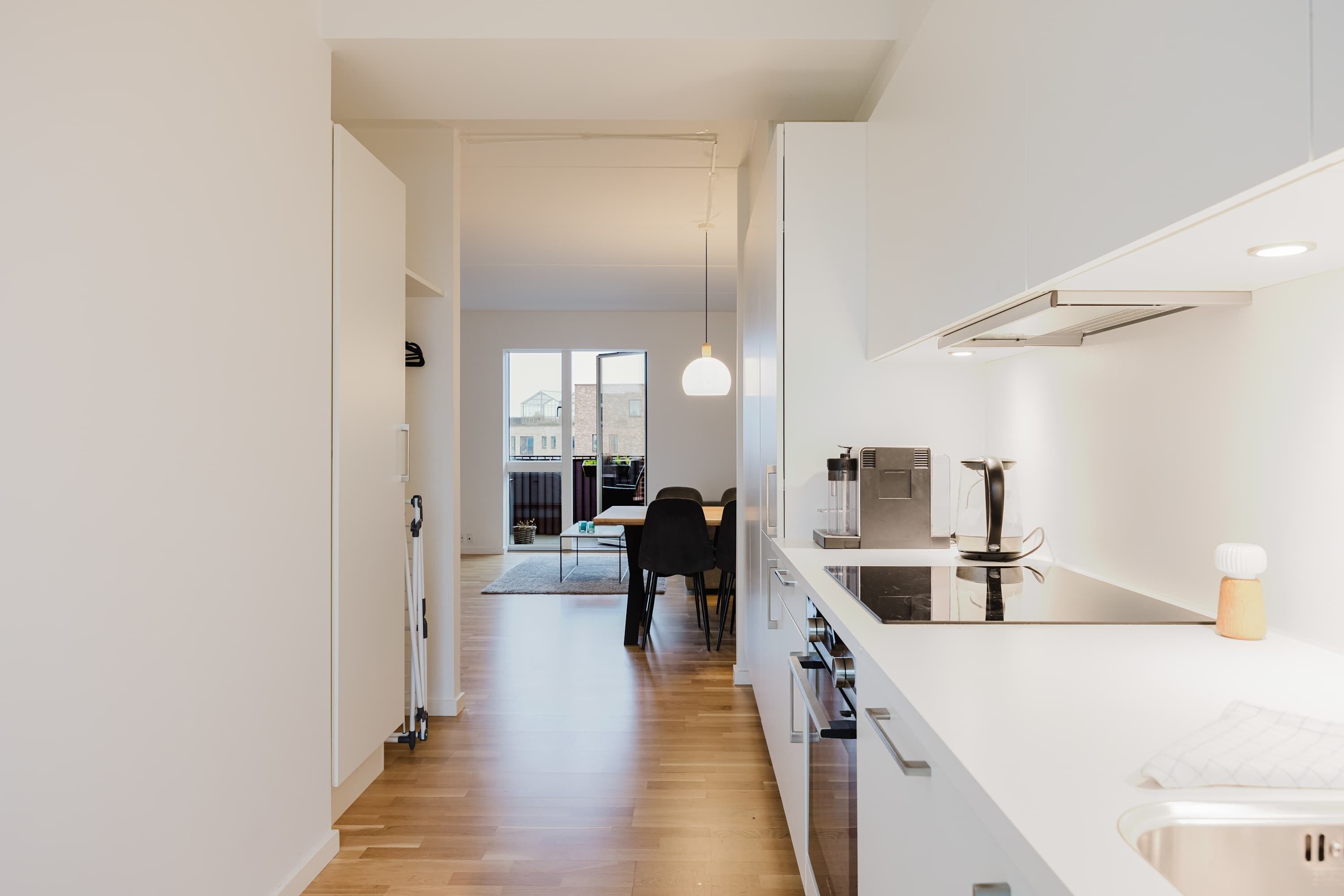 Køleskab, mikrobølgeovn, ovn, kogeplade