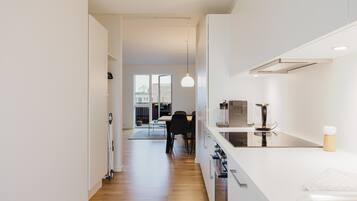 Køleskab, mikrobølgeovn, ovn, kogeplade