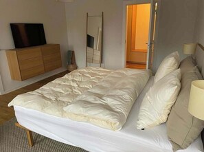 3 bedrooms, desk, iron/ironing board, travel cot