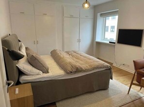 3 bedrooms, desk, iron/ironing board, travel cot