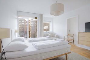 3 habitaciones, escritorio y tabla de planchar con plancha