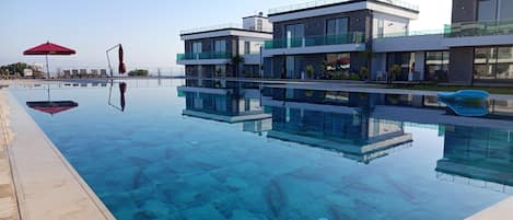 Açık yüzme havuzu