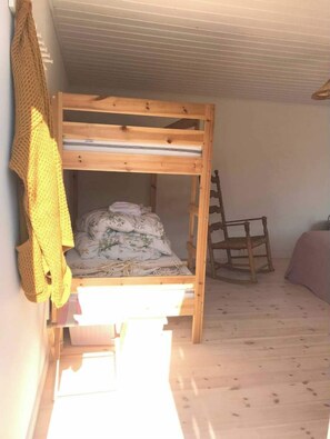 5 bedrooms, desk, iron/ironing board, WiFi