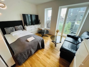 Desk, iron/ironing board, WiFi, bed sheets