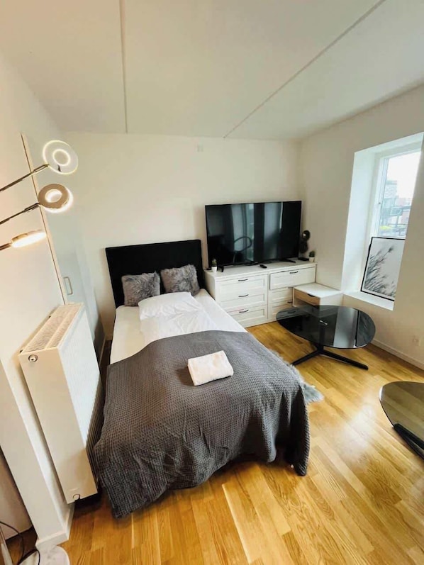 Desk, iron/ironing board, WiFi, bed sheets