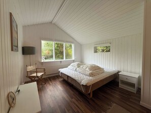 3 bedrooms, desk, iron/ironing board, WiFi