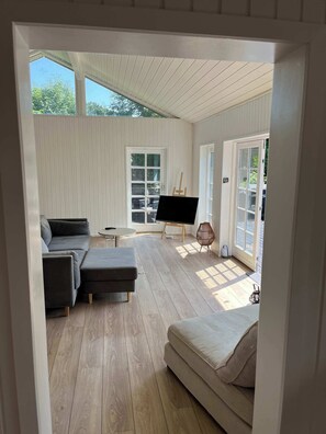 TV, fireplace, offices