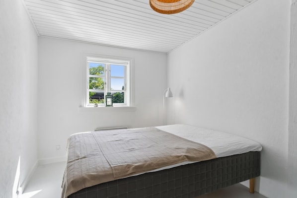 Desk, iron/ironing board, WiFi, bed sheets